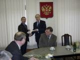 Президент-ректор РАГС В.К.Егоров вручает диплом руководителю команды СЗАГС С.А.Важенину